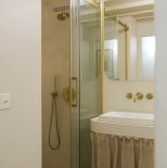 mała łazienka z prysznicem