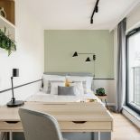 jasnozielona sypialnia z biurkiem