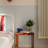 sypialnia stylu vintage w mieszkaniu w modernistycznej kamienicy