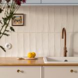 kuchnia w mieszkaniu w modernistycznej kamienicy