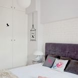 Mieszkanie Anny Popek - styl: lekko paryski. Kolory: morze bieli z nutą różu i pomarańczy. Miejsce: kamienica sprzed stu lat.