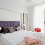 Mieszkanie Anny Popek - styl: lekko paryski. Kolory: morze bieli z nutą różu i pomarańczy. Miejsce: kamienica sprzed stu lat.