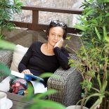 Mieszkanie Hanny Samson w starej kamienicy na warszawskim Mokotowie znajduje się blisko ruchliwej ulicy, ale