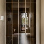 wewnętrzna ścianka działowa ze szklanymi panelami