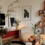 kącik tv w mieszkaniu w stylu gdyńskiego modernizmu