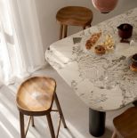 kuchnia z wyspą w gdyńskiej modernistycznej kamienicy