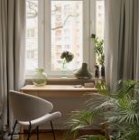 biurko pod oknem w sypialni