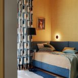 żółto-niebieska sypialnia jak z filmu Almodovara