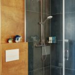 żółto-niebieska łazienka jak z filmu Almodovara