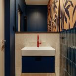 łazienka w żywych kolorach jak z filmu Almodovara