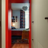 kolorowa sypialnia jak z filmu Almodovara