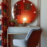 kolorowa sypialnia jak z filmu Almodovara