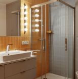 żółta łazienka jak z filmu Almodovara