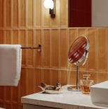 żółta łazienka jak z filmu Almodovara