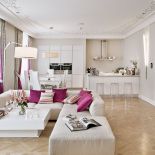 Mieszkanie jest jasne, świetliste, minimalistyczne, ale bez niepotrzebnej ascezy i przesadnej liczby gadżetów.