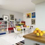 Mieszkanie jest niewielki i ma okna jedynie od zachodu, ale dzięki zastosowanym kolorom i dodatkom,