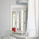 Mieszkanie jest nowoczesne, ale - jak mówi gospodyni - osłodzone kobiecością.