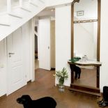 Mieszkanie jest umeblowane przedmiotami z dawnych epok zderzonymi z ultranowoczesnym sprzętem.