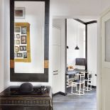 Mieszkanie ma dwa pokoje i kuchnię, w której oprócz blatu roboczego jest drugi, niski, przy którym można siedzieć i pracować.