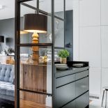 Mieszkanie ma tylko 60 metrów, ale dzięki pomysłowym rozwiązaniom i ciekawym meblom wygląda na o wiele większe.