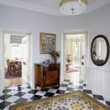 Mieszkanie ma układ promienisty: z centralnie położonego holu wchodzi się do każdego z pokoi.