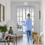 Dzięki DEKORACYJNEJ PODŁODZE Z KAFLI MARKI ACOCSA, DWUSKRZYDŁOWYM DRZWIOM I KOSZOM Z WIKLINY – HOL WYGLĄDA JAK W WIEJSKIEJ