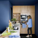 Kobiece mieszkanie na poddaszu pełne ciepła i koloru