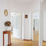 MIeszkanie proste i klasycznie urządzone.