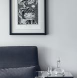 Mieszkanie urządzone jest po męsku i bardzo estetycznie.