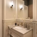 elegancka łazienka z ciemnym sufitem