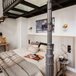 żeliwne kolumny i szklana antresola w mieszkaniu