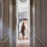 elegancki hol w mieszkaniu urządzonym w dawnym browarze