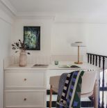 kącik do pracy urządzony na antresoli