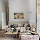 elegancki salon w mieszkaniu urządzonym w dawnym browarze