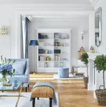 aranżacja salonu w pastelowym błękicie i bieli