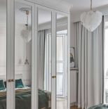 biała sypialnia w mieszkaniu w przedwojennej kamienicy