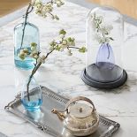 Mieszkanie w kamienicy urządzone w szarościach, bieli i błekicie.