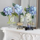 Mieszkanie w kamienicy urządzone w szarościach, bieli i błekicie.