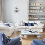 Mieszkanie w kamienicy urządzone w szarościach, bieli i błekicie.