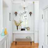 biały hol w stylu klasycznym