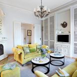 żółte dodatki w białym salonie