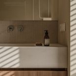 minimalistyczna łazienka z drewnianymi szafkami