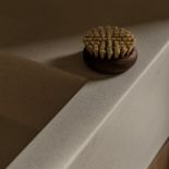 minimalistyczna łazienka z drewnem