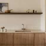 przytulna minimalistyczna kuchnia otwarta na salon