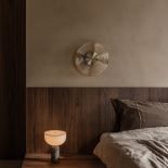 minimalistyczna sypialnia z drewnem