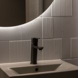 podświetlane lustro w eleganckiej łazience