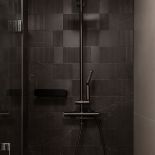 Bateria prysznicowa w ciemnej łazience