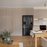 beżowa kuchnia z jadalnia otwartą na salon