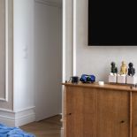 mieszkanie w kamienicy modernizm szafka w sypialni