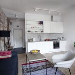 Mieszkanie zyskało otwarty plan przez wyburzenie ściany dzielącej przedpokój i salon.